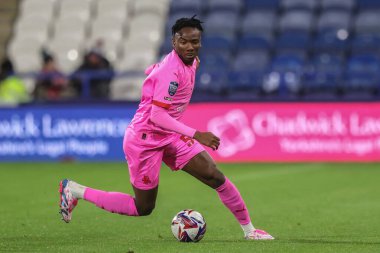 Barnsley 'den Kelechi Nwakali, 8 Ekim 2024' te İngiltere 'nin Huddersfield Stadyumu' nda Huddersfield Town 'a karşı Barnsley Bristol Street Motors Kupası karşılaşmasında topu bırakıyor.