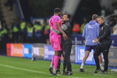 Donovan Pines, Bristol Street Motors Kupası 'nda Huddersfield Town ile Barnsley arasındaki 8 Ekim 2024' te Huddersfield Stadyumu 'nda oynanan karşılaşmada Barnsley' nin Darrell Clarke teknik direktörü ile el sıkışıyor.