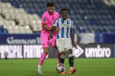 Huddersfield Town 'dan Jaheim Headley topu Barnsley' li Kyran Lofthouse 'un baskısı altında Bristol Street Motors Kupası karşılaşmasında Huddersfield Town Barnsley' e karşı John Smith Stadyumu, Huddersfield, Birleşik Krallık, 8 Ekim 2024