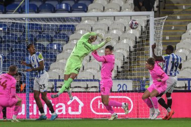 Barnsley 'li Ben Killip, Bristol Street Motors Kupası' nın 8 Ekim 2024 'te John Smith Stadyumu' nda Huddersfield Town 'a karşı Barnsley maçında topu köşeden vuruyor.