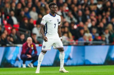 İngiltere 'den Bukayo Saka, UEFA Uluslar Ligi - B-Grubu B2 - 10 Ekim 2024' te Londra 'daki Wembley Stadyumu' nda İngiltere 'ye karşı Yunanistan maçında çarpışacak.