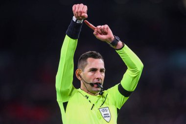 Hakem Andrea Colombo, UEFA Uluslar Ligi - B-Grubu B2 - İngiltere 'nin Yunanistan' a karşı Wembley Stadyumu 'nda 10 Ekim 2024' te oynanan maçta saatini bildiriyor.