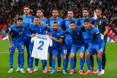 Yunan oyuncular, UEFA Uluslar Ligi - B-Grubu B2 - 10 Ekim 2024 'te İngiltere' nin Wembley Stadyumu 'nda Yunanistan' a karşı oynadığı maçta George Baldocks 'un tişörtünü kaldırdılar.