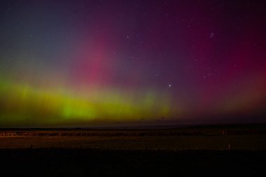 Kuzey Işıkları, Aurora Borealis 'in 10 Ekim 2024' te Whitby Limanı, Whitby, İngiltere 'de parladığını da bilir.