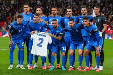 Yunan oyuncular, UEFA Uluslar Ligi - B-Grubu B2 - 10 Ekim 2024 'te İngiltere' nin Wembley Stadyumu 'nda Yunanistan' a karşı oynadığı maçta George Baldocks 'un tişörtünü kaldırdılar.
