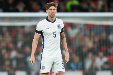 İngiltere 'den John Stones, UEFA Uluslar Ligi - Lig B - Grup B2 - 10 Ekim 2024' te Wembley Stadyumu 'nda İngiltere' ye karşı Yunanistan maçına bakıyor.