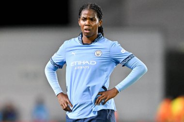 Manchester City Women 'dan Khadija Shaw 9 Ekim 2024 tarihinde Manchester City Academy Stadyumu' nda oynanan UEFA Kadınlar Şampiyonlar Ligi - D Grubu-Manchester City - Barcelona maçına bakıyor.