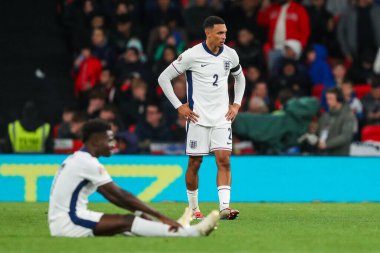 İngiltere 'den Trent Alexander-Arnold, UEFA Uluslar Ligi - B-Grubu B2 - maçı sırasında İngiltere' nin Yunanistan 'a karşı Wembley Stadyumu, Londra, İngiltere' de 10 Ekim 2024 'te oynanan karşılaşmada pes ettikten sonra tepki gösterdi.