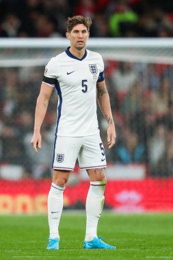 İngiltere 'den John Stones, UEFA Uluslar Ligi - Lig B - Grup B2 - 10 Ekim 2024' te Wembley Stadyumu 'nda İngiltere' ye karşı Yunanistan maçına bakıyor.