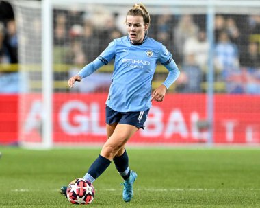 Manchester City Women 'dan Lauren Hemp, 9 Ekim 2024' te Manchester City Academy Stadyumu 'nda oynanan UEFA Kadınlar Şampiyonlar Ligi D Grubu-Manchester City-Barcelona maçında topla koşuyor.