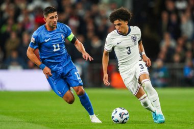 İngiltere 'den Rico Lewis, UEFA Uluslar Ligi - B-Grubu B2 Ligi sırasında Yunanistan' dan Anastasios Bakasetas 'ın baskısı altında. Maç İngiltere' ye karşı Wembley Stadyumu, Londra, İngiltere, 10 Ekim 2024