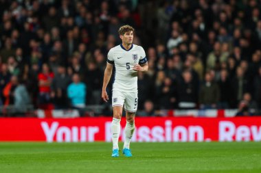 İngiltere 'den John Stones, UEFA Uluslar Ligi - Lig B - Grup B2 - 10 Ekim 2024' te Wembley Stadyumu 'nda İngiltere' ye karşı Yunanistan maçına bakıyor.