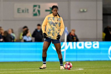 Manchester City Women 'dan Hadija Shaw, 9 Ekim 2024 tarihinde Manchester City Academy Stadyumu' nda oynanan UEFA Kadınlar Şampiyonlar Ligi - D Grubu - Manchester City - Barcelona maçı öncesinde ısınıyor.