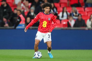 İngiltere 'den Rico Lewis, UEFA Uluslar Ligi - B-Grubu B2 - 10 Ekim 2024' te Wembley Stadyumu 'nda İngiltere' ye karşı Yunanistan maçından önce ısınıyor.