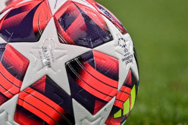Manchester City - Manchester City Akademi Stadyumu, Manchester City - 9 Ekim 2024 UEFA Kadınlar Şampiyonlar Ligi karşılaşması öncesinde maç topunun ayrıntılı bir görüntüsü
