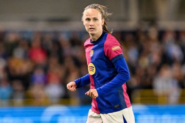 Barselona Femen 'den Caroline Graham Hansen, 9 Ekim 2024' te Manchester City Akademi Stadyumu 'nda oynanan UEFA Bayanlar Şampiyonlar Ligi - D Grubu - Manchester City - Barcelona maçına bakıyor.