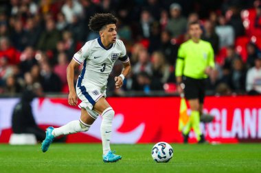 İngiltere 'den Rico Lewis, UEFA Uluslar Ligi - B-Grubu B2 - 10 Ekim 2024' te Wembley Stadyumu 'nda İngiltere' ye karşı Yunanistan maçında topla koşuyor.