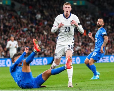 İngiltere 'den Cole Palmer, UEFA Uluslar Ligi - B-Grubu B2 - maçı sırasında kaçırılan bir şansla İngiltere' nin Yunanistan 'a karşı Wembley Stadyumu' nda 10 Ekim 2024 'te oynanan karşılaşmaya tepki gösterdi.