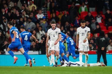 İngiltere 'den Declan Rice ve Dominic Solanke, UEFA Uluslar Ligi - B-Grubu B2 - 10 Ekim 2024' te İngiltere 'nin Wembley Stadyumu' nda Yunanistan 'a karşı oynadığı maçta Yunanistan' ın attığı gol sonrasında üzgün görünüyorlar.