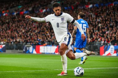 İngiltere 'den Jude Bellingham, UEFA Uluslar Ligi - B-Grubu B2 - 10 Ekim 2024' te Wembley Stadyumu 'nda İngiltere' ye karşı Yunanistan maçında topu geçiyor.