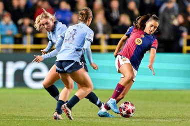 Kika Nazareth, Manchester City Academy Stadyumu 'nda oynanan UEFA Kadınlar Şampiyonlar Ligi maçı sırasında Manchester City' den Jill Roord 'un baskısı altında.