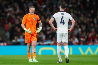 İngiltere 'den Jordan Pickford, UEFA Uluslar Ligi - B-Grubu B2 - 10 Ekim 2024' te Wembley Stadyumu 'nda İngiltere' ye karşı Yunanistan maçında Declan Rice ile konuştu.
