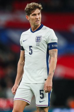 İngiltere 'den John Stones, UEFA Uluslar Ligi - Lig B - Grup B2 - 10 Ekim 2024' te Wembley Stadyumu 'nda İngiltere' ye karşı Yunanistan maçına bakıyor.