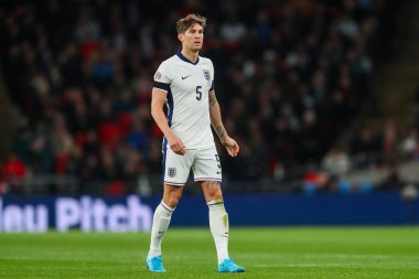 İngiltere 'den John Stones, UEFA Uluslar Ligi - Lig B - Grup B2 - 10 Ekim 2024' te Wembley Stadyumu 'nda İngiltere' ye karşı Yunanistan maçına bakıyor.