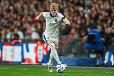 İngiltere 'den Anthony Gordon, UEFA Uluslar Ligi - B-Grubu B2 - 10 Ekim 2024' te Londra 'daki Wembley Stadyumu' nda İngiltere 'ye karşı Yunanistan maçında topu aldı.