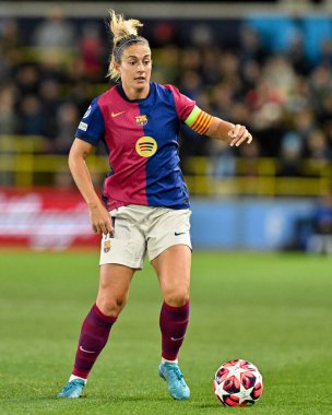 Barcelona Femen 'den Alexia Putellas, 9 Ekim 2024' te Manchester City Akademi Stadyumu 'nda oynanan UEFA Bayanlar Şampiyonlar Ligi - D Grubu - Manchester City Barcelona maçında topla koşuyor.