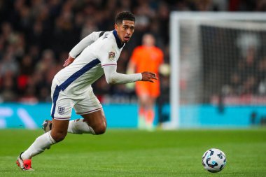 İngiltere 'den Jude Bellingham, UEFA Uluslar Ligi - B-Grubu B2 - 10 Ekim 2024' te Wembley Stadyumu 'nda İngiltere' ye karşı Yunanistan maçında topla koşuyor.