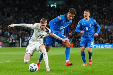 İngiltere 'den Cole Palmer, UEFA Uluslar Ligi - B-Grubu B2 Ligi - 10 Ekim 2024' te Wembley Stadyumu 'nda İngiltere' ye karşı Yunanistan maçında Yunan Dimitris Giannoulis 'in baskısı altında.