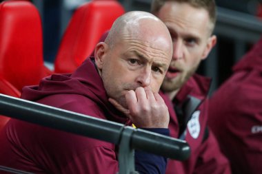 Lee Carsley İngiltere geçici teknik direktörü UEFA Uluslar Ligi - B-Grubu B2 - 10 Ekim 2024 'te Wembley Stadyumu' nda İngiltere 'ye karşı Yunanistan maçında izlemektedir.