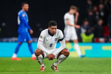 İngiltere 'den Jude Bellingham, UEFA Uluslar Ligi - Lig B-Grubu B2 - İngiltere' nin Yunanistan 'a karşı Wembley Stadyumu' nda 10 Ekim 2024 'te oynanan karşılaşma sırasında Yunanistan' ın attığı gol sonrasında üzgün görünüyor.