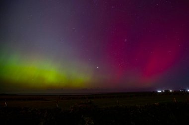 Kuzey Işıkları, Aurora Borealis 'in 10 Ekim 2024' te Whitby Limanı, Whitby, İngiltere 'de parladığını da bilir.