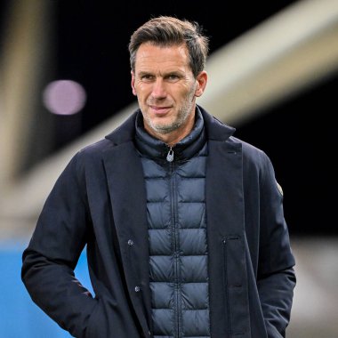 Manchester City Women 'dan Gareth Taylor, 9 Ekim 2024 tarihinde Manchester City Academy Stadyumu' nda oynanan UEFA Kadınlar Şampiyonlar Ligi - D Grubu - Manchester City Barcelona maçından önceki ısınma maçlarına bakıyor.