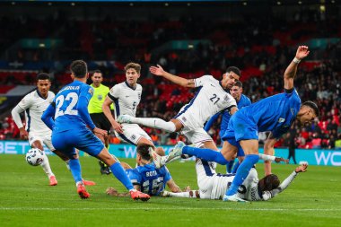 İngiltere 'den Dominic Solanke ve Noni Madueke, UEFA Uluslar Ligi - B Grubu B2 - İngiltere' nin Yunanistan 'a karşı Wembley Stadyumu, Londra, İngiltere maçında Yunanistan' dan Lazaros Rota ve Konstantinos Mavropanos ile mücadele ediyor.