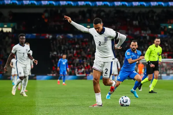 İngiltere 'den Trent Alexander-Arnold, UEFA Uluslar Ligi - B-Grubu B2 - İngiltere' nin Yunanistan 'a karşı Wembley Stadyumu, Londra, İngiltere' de 10 Ekim 2024 'te oynadığı maçta arka topuk pasına çıktı.