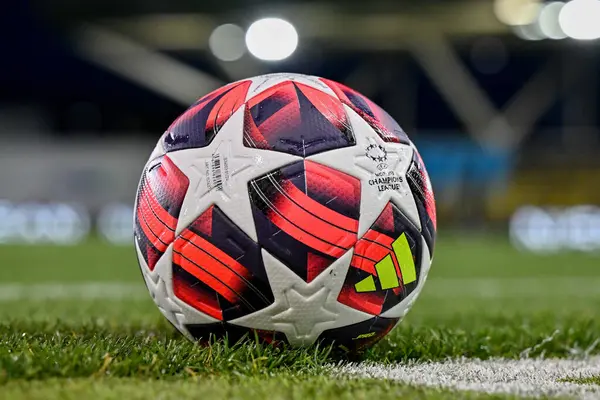 Manchester City - Manchester City Akademi Stadyumu, Manchester City - 9 Ekim 2024 UEFA Kadınlar Şampiyonlar Ligi karşılaşması öncesinde maç topunun ayrıntılı bir görüntüsü