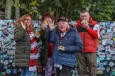 Wigan Warriors vs Hull KR, Old Trafford, Manchester, İngiltere, 12 Ekim 2024 'te oynanan Betfred Süper Lig Büyük Finali' nde taraftarlar Old Trafford 'a geldi.