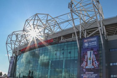 Güneş, Old Trafford 'un çatısındaki metal işçiliğinin arasından parlıyor. 12 Ekim 2024' te Old Trafford, Manchester, Birleşik Krallık 'ta oynanan Betfred Süper Lig Grand League karşılaşmasında Wigan Warriors vs Hull KR' a gölge düşürüyor.