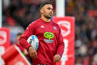 Wigan Warriors 'un Bevan Fransızcası, 12 Ekim 2024' te Old Trafford, Manchester, İngiltere 'de oynanan Wigan Warriors - Hull KR maçından önce ısınıyor.