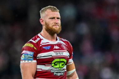 Wigan Warriors 'dan Luke Thompson, 12 Ekim 2024' te Old Trafford, Manchester, Birleşik Krallık 'ta oynanan Betfred Süper Lig Grand League karşılaşmasında Wigan Warriors vs Hull KR' a bakıyor.