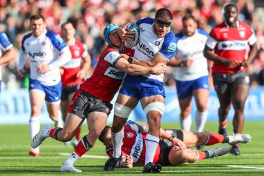 Bath 'dan Josh Bayliss, Gloucester Premiership maçında Gloucester' dan Josh Hathaway tarafından Kingsholm Stadyumu 'nda oynanan Rugby-Bath Rugby maçında yenildi.