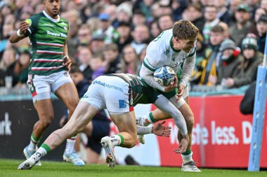 Leicester Tigers 'dan Ollie Hassell-Collins, 12 Ekim 2024' te Leicester, İngiltere 'de oynanan Gallagher Premiership maçında Northampton Saints' li Tommy Freeman 'a meydan okumaya kalkıştı.