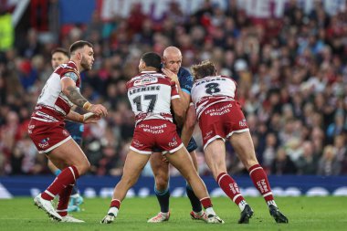 Hull KR 'dan Dean Hadley, Wigan Warriors' tan Kruise Leeming ve Wigan Warriors 'tan Ethan Havard tarafından 12 Ekim 2024' te Old Trafford, Manchester, İngiltere 'de oynanan Süper Lig Süper Lig karşılaşmasında yenildi.