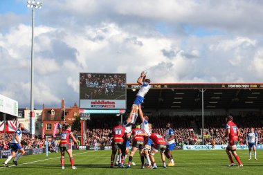 Bath 'dan Josh Bayliss topu Gallagher Premiership maçı sırasında Kingsholm Stadyumu, Gloucester, 12 Ekim 2024' te oynanan Rugby vs Bath Rugby maçında yakaladı.