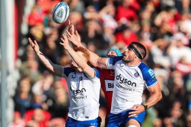 Bath 'dan Austin Emens ve Bath' dan Josh Bayliss, Gloucester Premiership maçı sırasında Gloucester 'dan Josh Hathaway ile Kingsholm Stadyumu, Gloucester, İngiltere' de 12 Ekim 2024 'de oynanan Rugby vs.