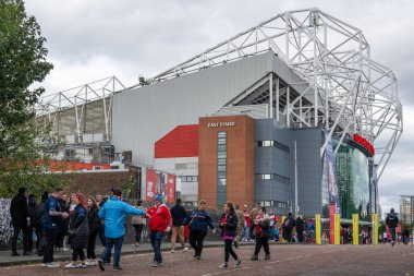 Taraftarlar, 12 Ekim 2024 'te Old Trafford, Manchester, İngiltere' de oynanan Betfred Süper Lig Grand League Finali Wigan Warriors vs Hull KR maçının önünde sahaya çıkmaya başladılar.