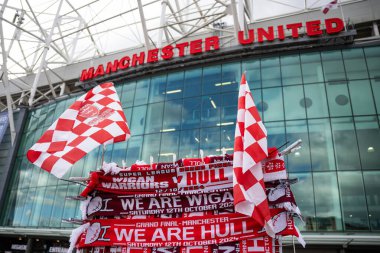 Old Trafford 'un dışında bayrak satıcısı, 12 Ekim 2024' te Old Trafford, Manchester, İngiltere 'de oynanan Betfred Süper Lig Büyük Finali Wigan Warriors vs Hull KR maçının önünde.